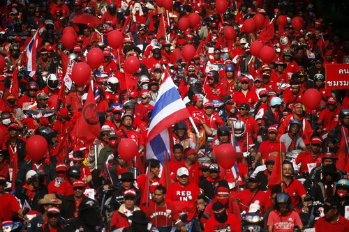 Protesters begin weekend march around Bangkok