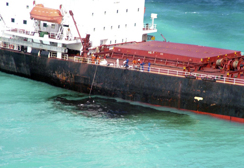 Australia moves to contain oil spill on Great Barrier Reef