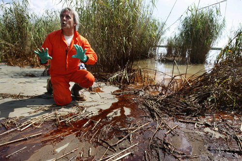 Experts debate diverting Mississippi to fight oil spill