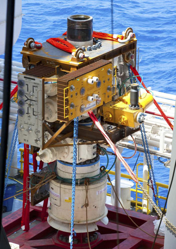 BP starts work to install new cap on gushing well