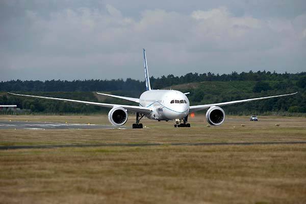 Boeing Dreamliner makes first overseas landing