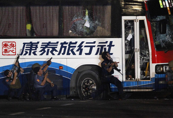 Police surround bus in hostage standoff