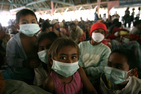 Indonesia's volcano re-erupts, threatens flight