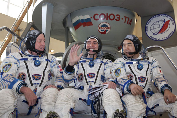 Three-man team to leave for Space Station