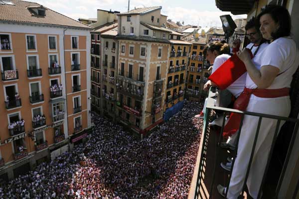 Revellers fill the town hall square before the start of the San Fermin Festival in Pamplona, Spain July 6, 2011. Revellers celebrate San Fermin Festival in Spain
