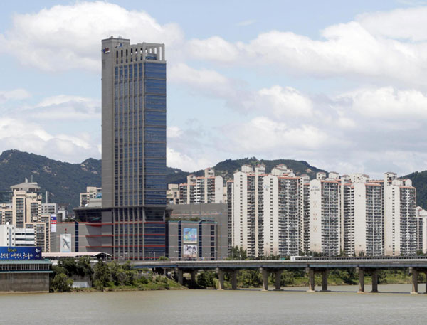 Gym jumping blamed for shaking building