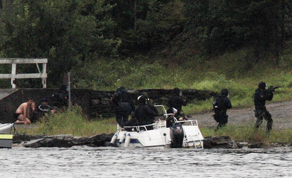 People watch as members of Norwegian Special Forces land by boat on the shore of the island of Utoeya July 22, 2011, after a shooting took place at a meeting of the youth wing of Norway's ruling Labour Party. Norway police arrive 90 minutes after firing began