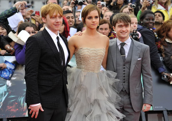 Actress Emma Watson (C) poses with actors Rupert Grint (L) and Daniel Radcliffe (R) at the world premiere of 'Harry Potter and the Deathly Hallows - Part 2' in Trafalgar Square, in central London, July 7, 2011. 'Potter' finale conjures up $1 billion worldwide