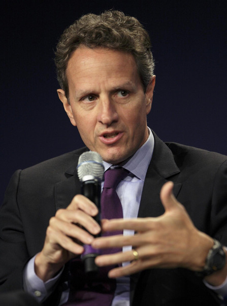 Geithner says he will stay at Treasury