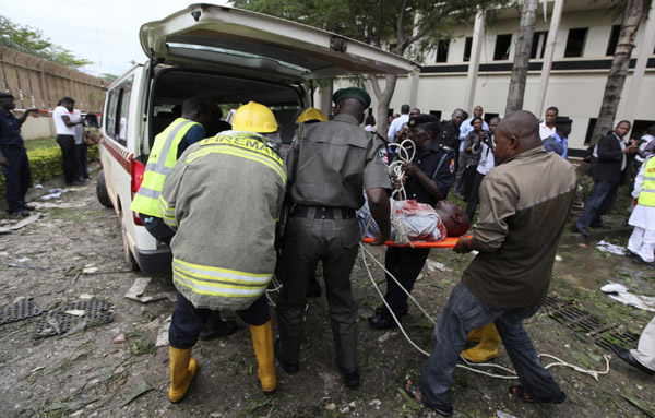 Blast hits UN building in Nigeria Explosion hits UN building in Nigeria's capital