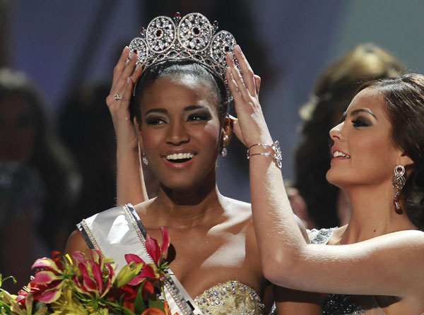 Miss Angola Leila Lopes is crowned by Miss Universe 2010 Ximena Navarrete of Mexico after being named Miss Universe 2011 during the Miss Universe pageant in Sao Paulo Sept 12, 2011. Miss Angola crowned Miss Universe in Brazil