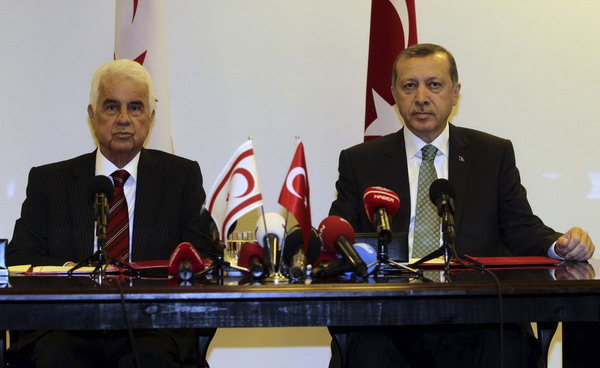 Turkish Prime Minister Recep Tayyip Erdogan and Turkish Cypriot Leader Dervish Eroglu (L) attend a signing ceremony in New York, Sept 21, 2011. N Cyprus gas deal set to raise regional tensions