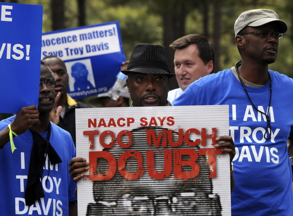 Protestors display banners in the protest area at the Georgia Diagnostic and Classification prison where convicted killer Troy Davis is set to be executed by lethal injection in Jackson, Georgia Sept 21, 2011. Georgia executes convict in high-profile case