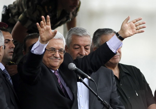 Palestinian President Mahmoud Abbas waves to the crowd during a rally in the West Bank city of Ramallah upon his return from the UN General Assembly in the US, September 25, 2011. Hamas welcomes Abbas' intention to renew dialogue