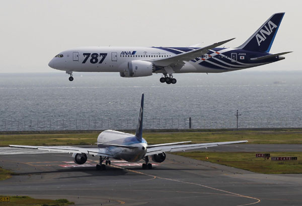 A Boeing 787 Dreamliner aircraft (top) lands for delivery to All Nippon Airways (ANA) of Japan at Haneda airport in Tokyo Sept 28, 2011. First Boeing Dreamliner arrives in fortress Japan