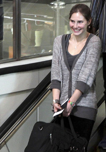 Amanda Knox returned home to Seattle on Tuesday, one day after an Italian court cleared the 24-year-old college student of murder and freed her from prison. Amanda Knox returns home to Seattle