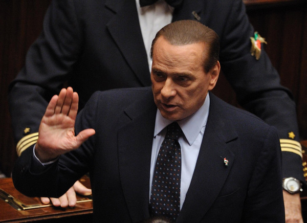 Berlusconi resigns, crowds in Rome celebrate