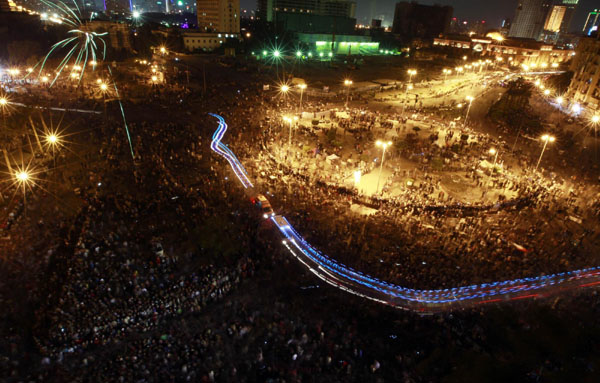 A general view shows Tahrir Square as protesters keep their distance and flee from tear gas fired by riot police during clashes, in Cairo November 21, 2011. Egyptian police battle protesters, 33 dead