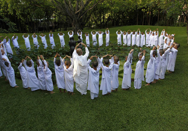Thai girls spend school holiday as Buddhist nuns