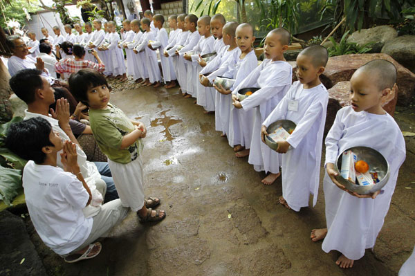 Thai girls spend school holiday as Buddhist nuns