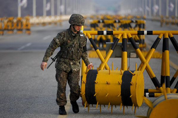 A Republic of Korea soldier sets up a barricade at a checkpoint on the Grand Unification Bridge, which leads to the Republic of Korea, April 8, 2013. Pyongyang ends last project with Seoul