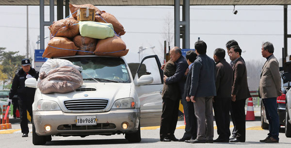 Ok Sung-seok (center), vice-president of the Association of Companies at Kaesong Industrial Complex, hugs an employee working at the KIC who was returning to Paju, north of Seoul,on Wednesday. Lim Byung-Sik / Yonhap via Reuters Electric cable a lifeline for ROK workers