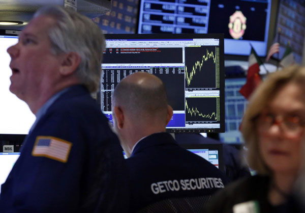 Traders work on the floor at the New York Stock Exchange, May 28, 2013. Economic gains boost US confidence to 5-year high