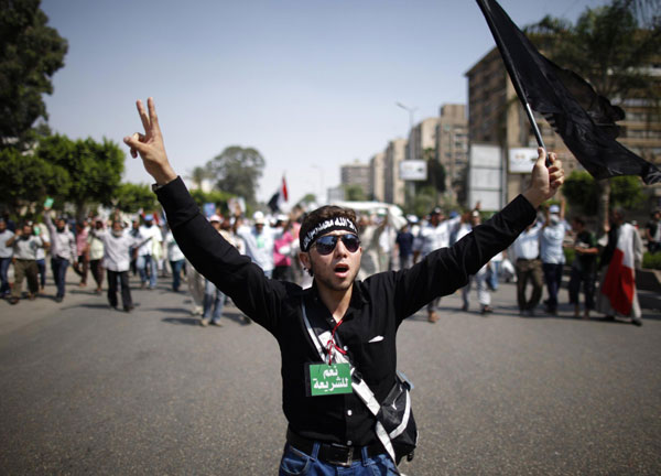 Supporters of deposed Egyptian President Mohamed Mursi march from the Raba El-Adwyia square to the Republican Guards headquarters where they believe he is being held by the army, in Cairo, July 7, 2013. Huge crowds rally in Egypt, political talks stalled