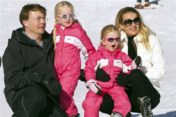 Dutch Prince Johan Friso poses with his wife Mabel and their daughters Countesses Zaria (2nd L) and Luana during a photocall at the Austrian alpine ski resort of Lech am Arlberg in this file photo taken Feb 19, 2011. Dutch Prince Friso dies after 2012 avalanche