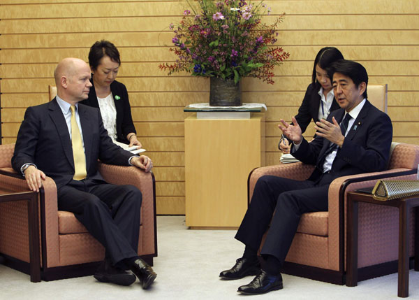 Britain's Foreign Secretary William Hague (L) listens to Japan's Prime Minister Shinzo Abe before their meeting at the prime minister's official residence in Tokyo, Oct 16, 2013. Japan, Britain agree to strengthen security ties