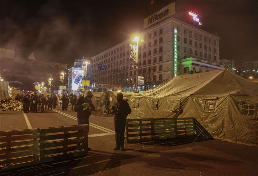 Ukraine protesters threaten tighter blockade