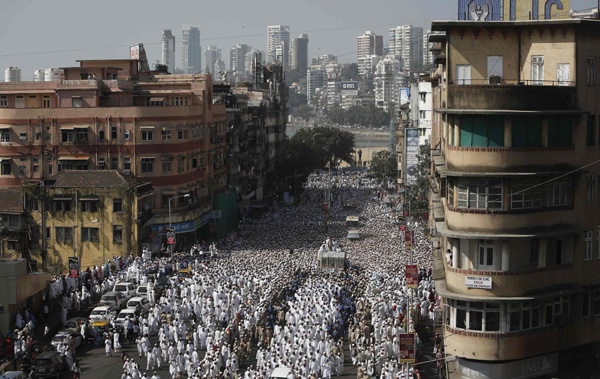 18 killed, 50 injured in stampede in Mumbai