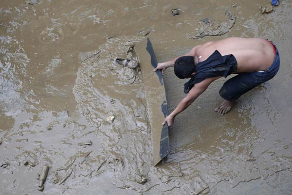 Storm leaves 7 dead, 200,000 displaced in Philippines