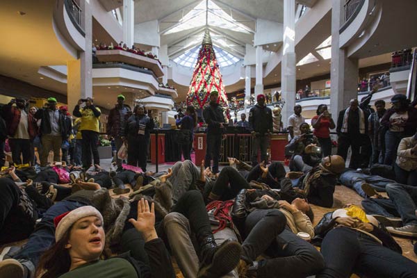 Ferguson protesters disrupt Black Friday shopping