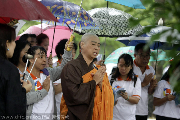 Thousands pray at Indonesian mosque that survived in tsunami