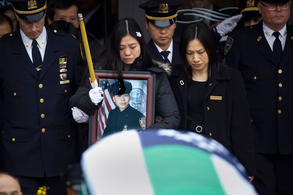 Thousands in NYC see off slain police officer