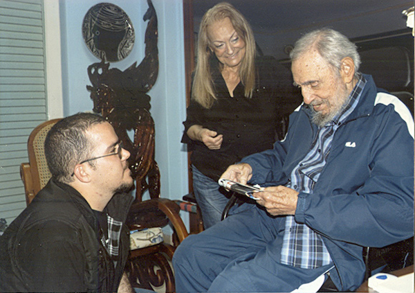 Fidel Castro appears in first photographs since August