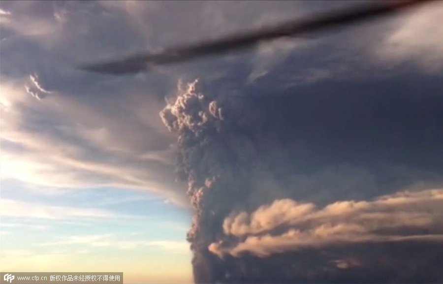 Flights cancelled as ash cloud pours from Chile volcano