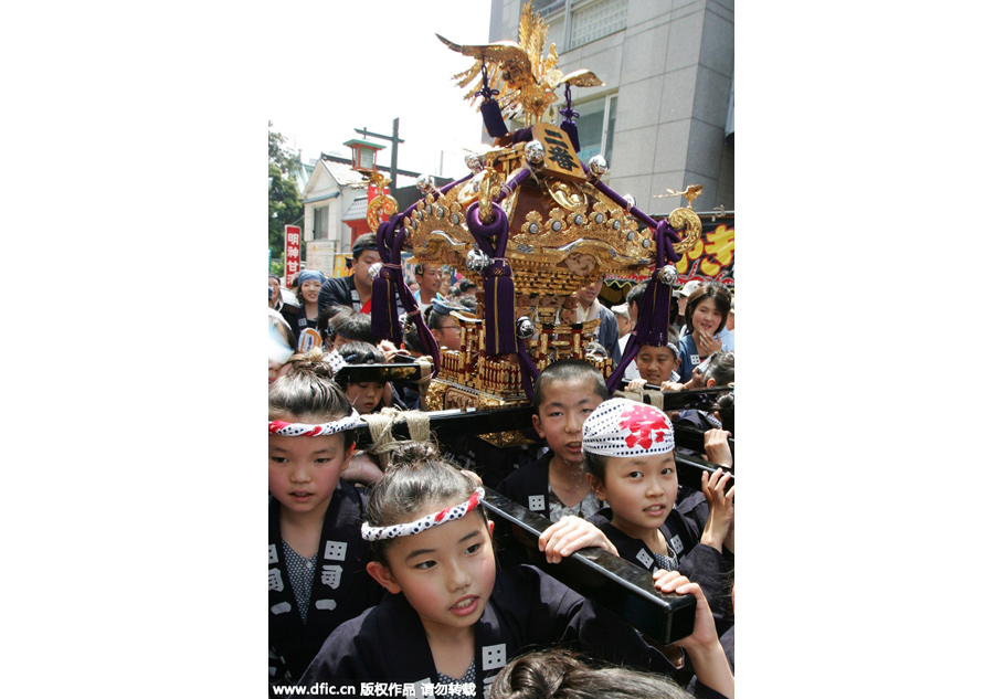 Portable shrines paraded through Tokyo to celebrate Kanda Festival