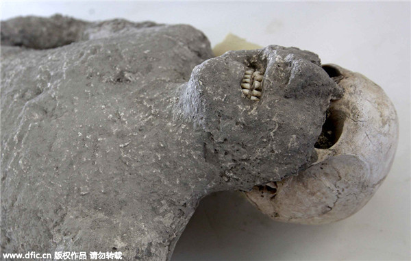 Restorers give shape to Pompeii victims