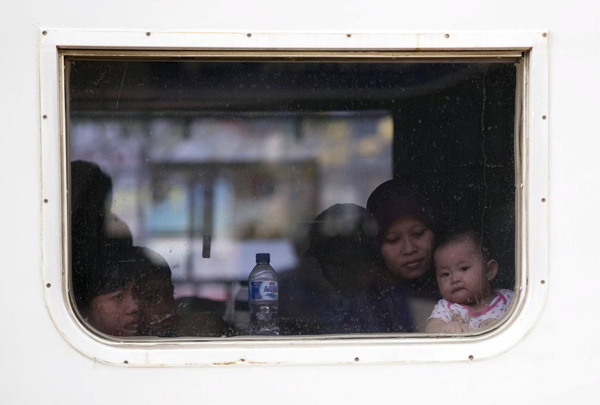 Muslims across the world begin Eid al-Fitr celebration