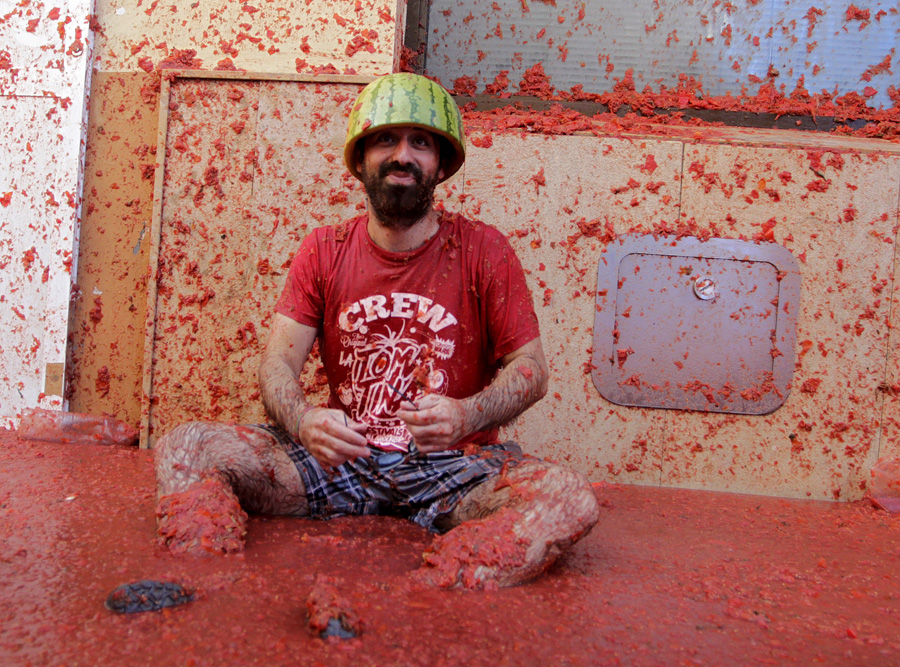 Party-goers hurl tonnes of tomatoes in Spanish festival