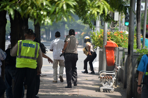 Blasts, gunfight occur in Indonesian capital shopping mall