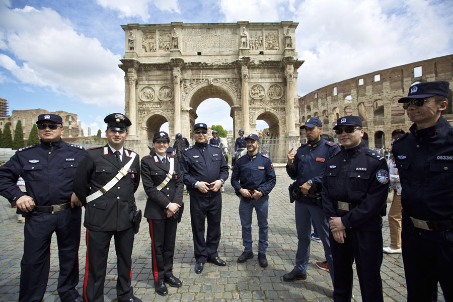 Chinese join Italians for police patrols