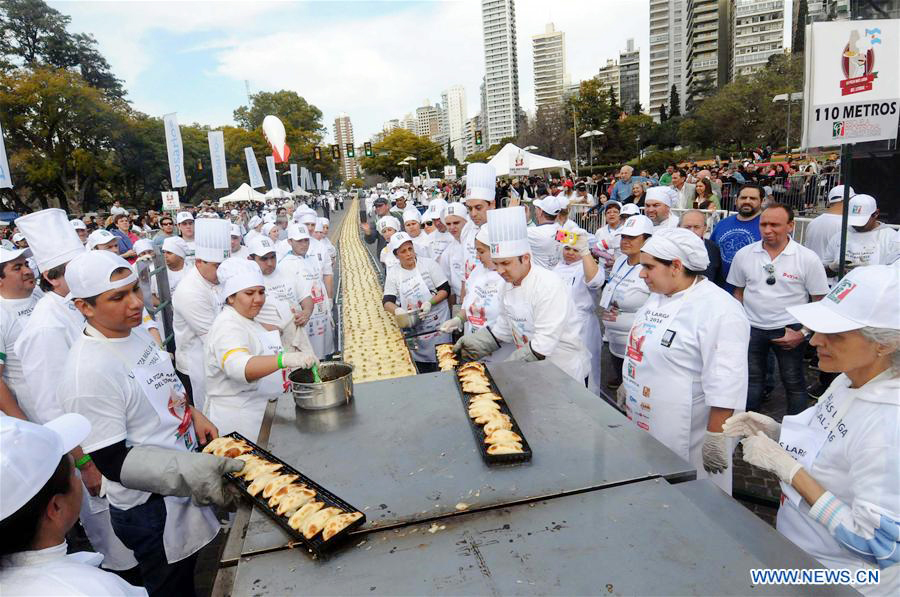Pizza makers complete 110-meter-long pizza in Argentina