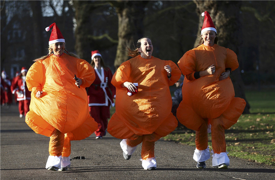 Thousands take part in Santa Run in London