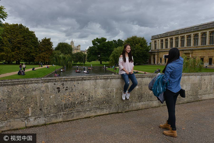 Chinese tourists joins crowd at Cambridge