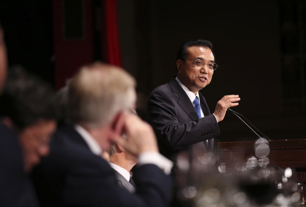 Premier Li Keqiang interacts with American friends in New York