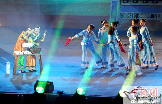 福建客家祖地上演特色“擂茶舞”