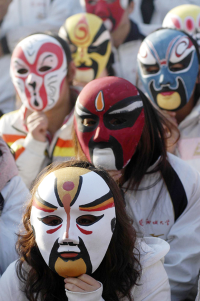 山東大學生組成“臉譜墻”宣傳京劇